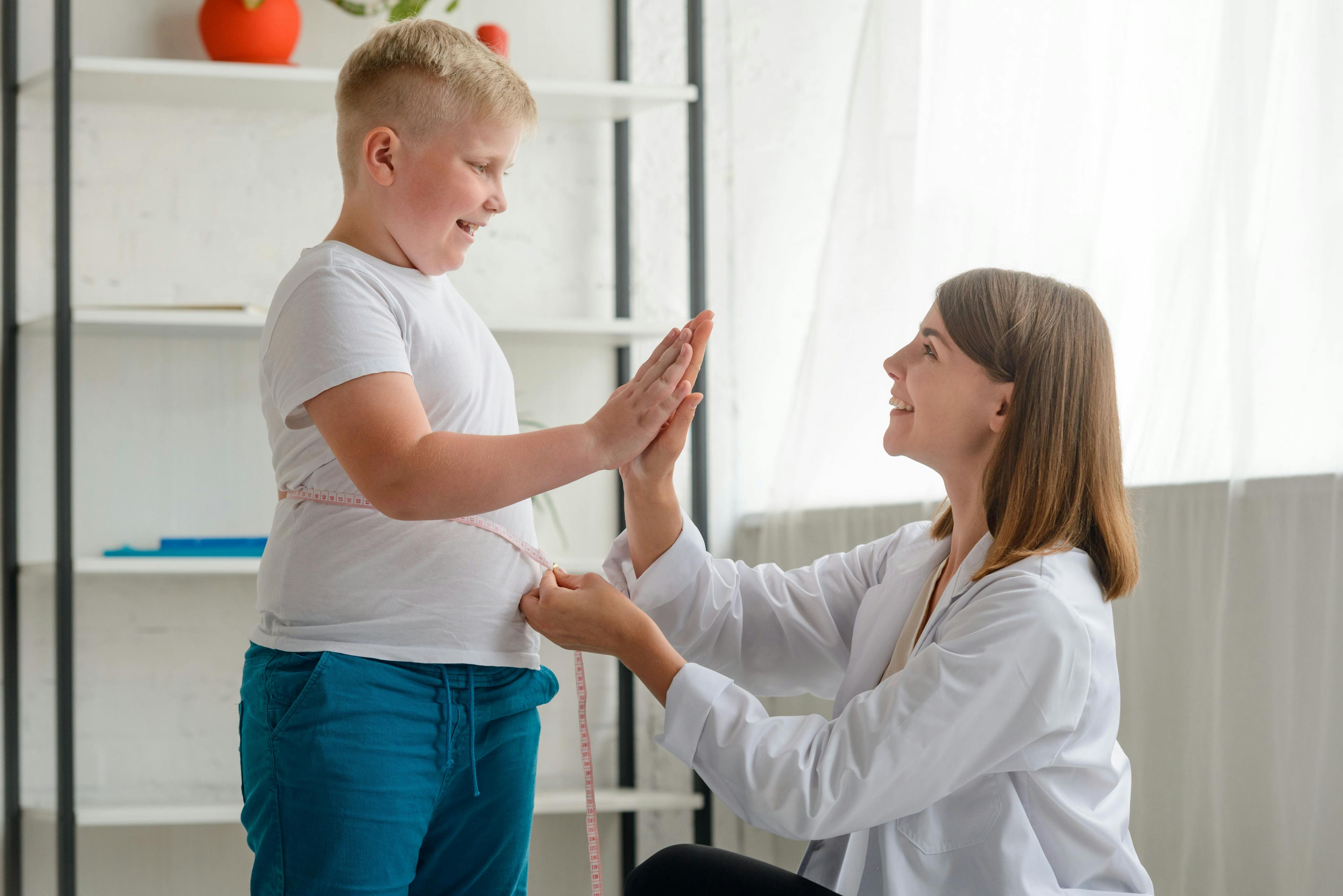 Doctor congratulates an obese boy with first good results | Image Credit: yuriygolub - stock.adobe.com